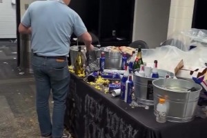 一片狼藉！尼克斯庆祝过后的马刺更衣室！满地板爆米花和香槟